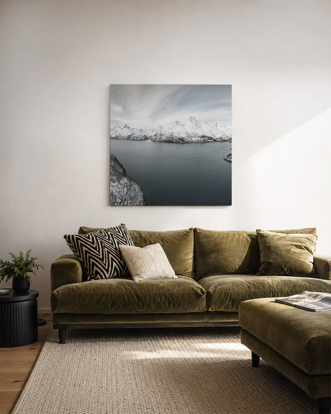 Rustige berglandschap kunstwerk – derde productweergave – een serene scène van besneeuwde bergen en een kalme zee. De lucht
