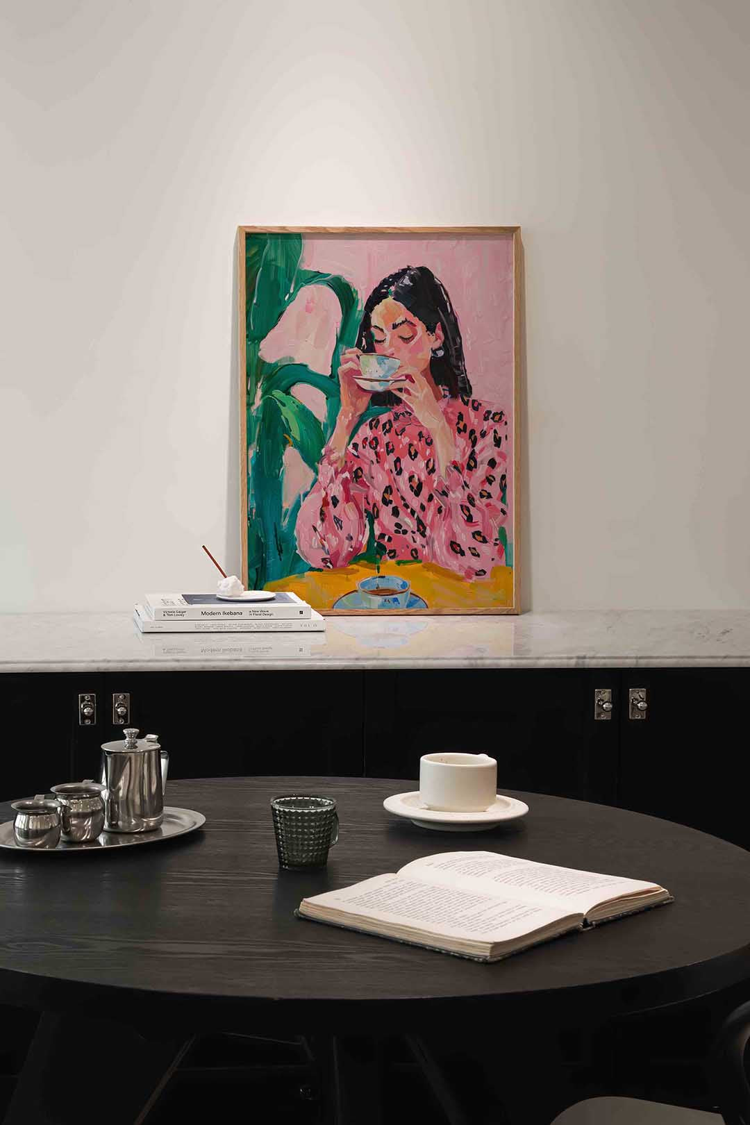 Vrouw met kopje – portret poster in staand formaat