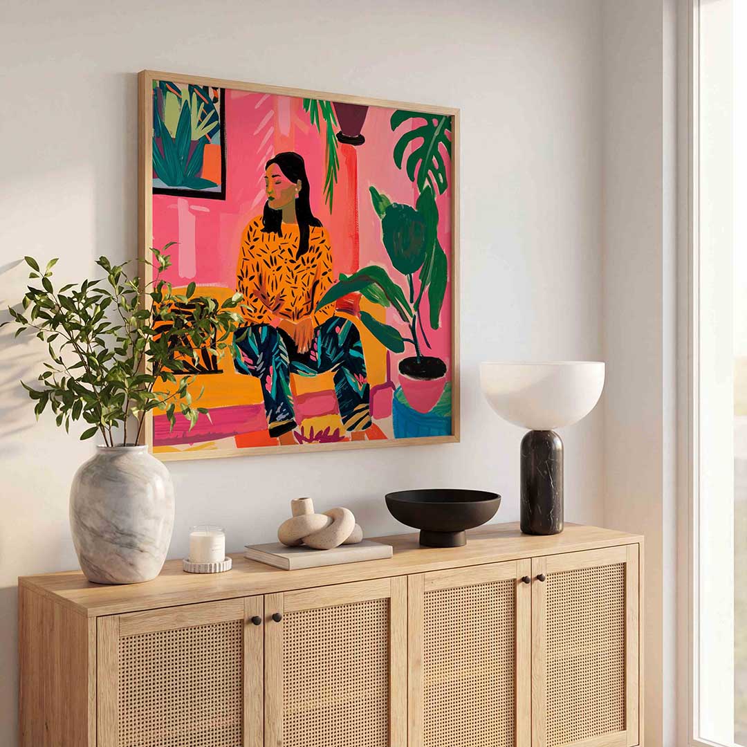 Vrouw op bank – illustratie poster in vierkant formaat