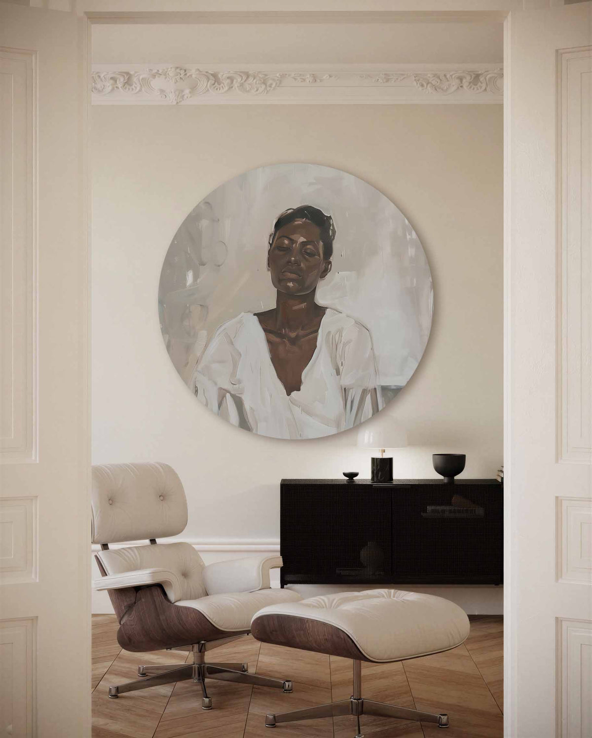 Portret in witte kleding – muurcirkel met kleur en vormen voor aan de muur