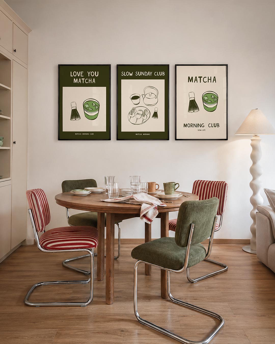 Matcha illustratie driedelige posterset – een speelse compositie met een matcha kom en klopper