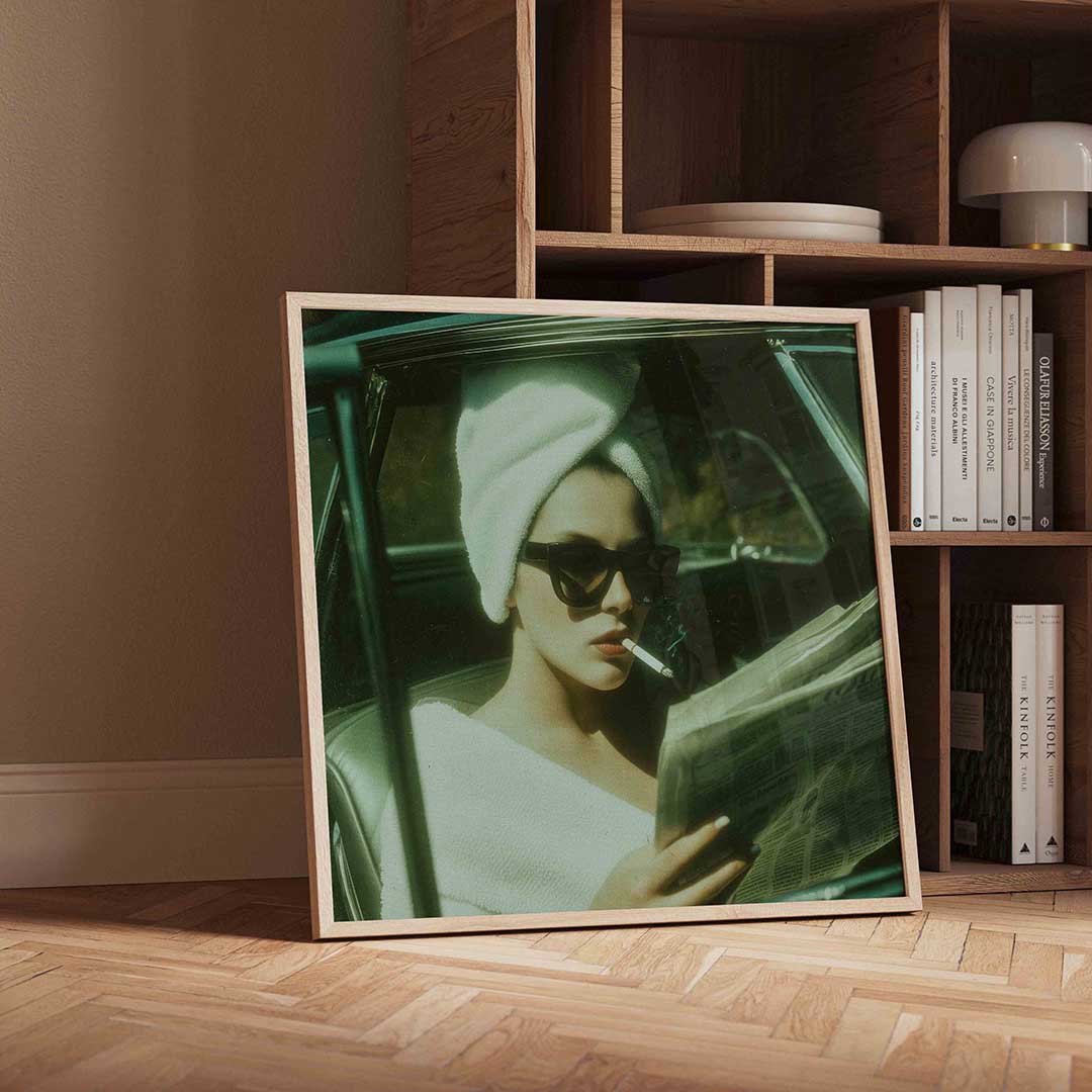 Vrouw met zonnebril en krant – vierkante Pop Art wanddecoratie van WallArtistic