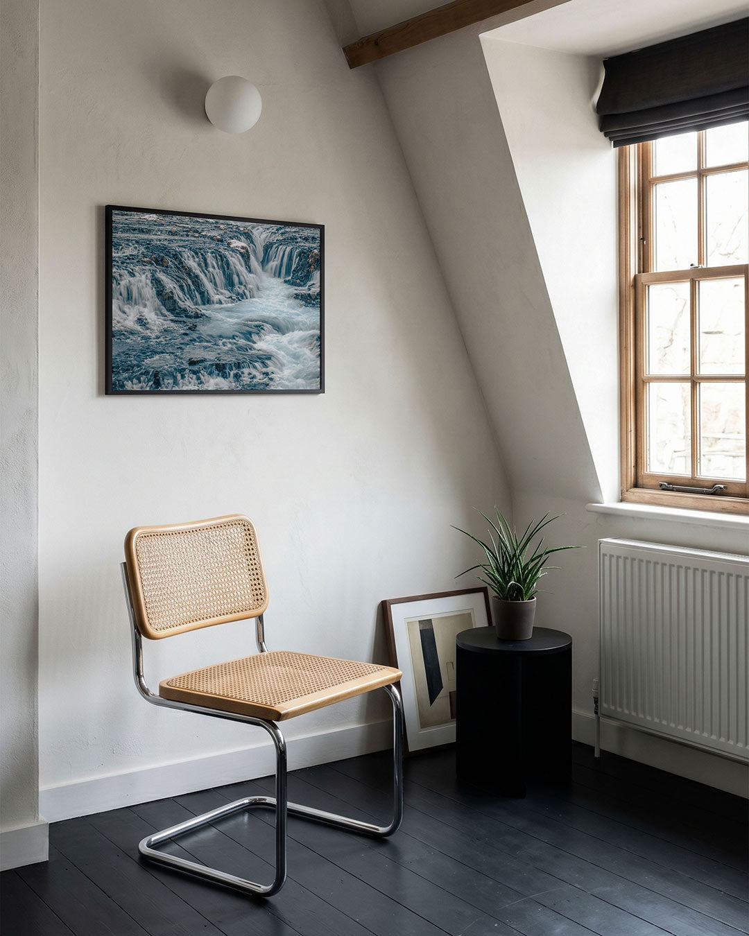 Waterval kracht poster – tweede productweergave – deze poster toont een krachtige waterval met stromend water over donkere