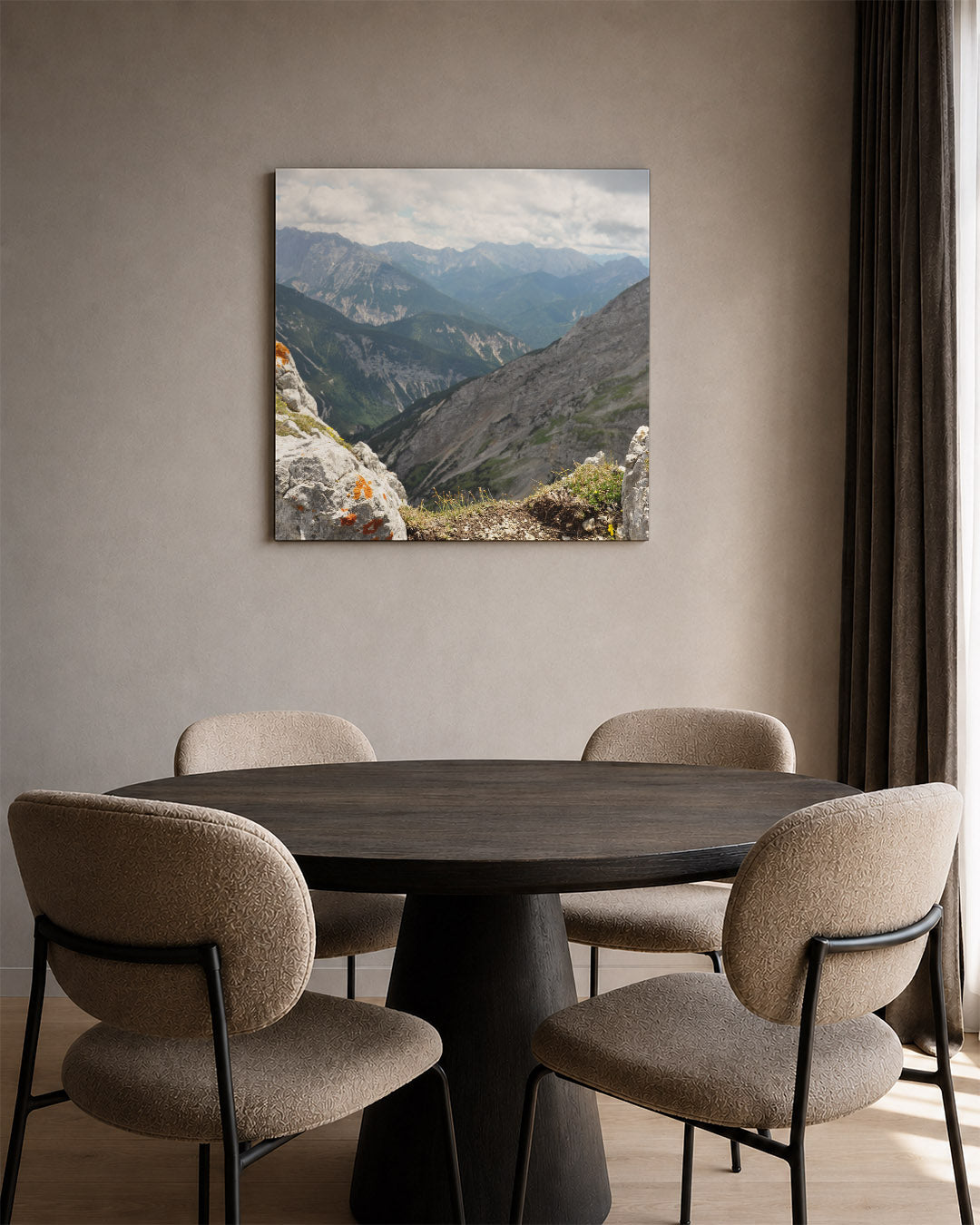 Berglandschap panorama kunstwerk – tweede productweergave – deze kunstwerk toont een indrukwekkend berglandschap met ruige
