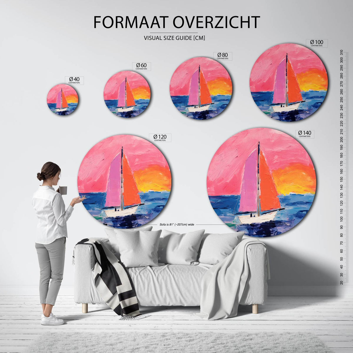 Zeilboot bij zonsondergang Muurcirkel – extra productweergave – Een zeilboot met roze en oranje zeilen vaart op een blauwe