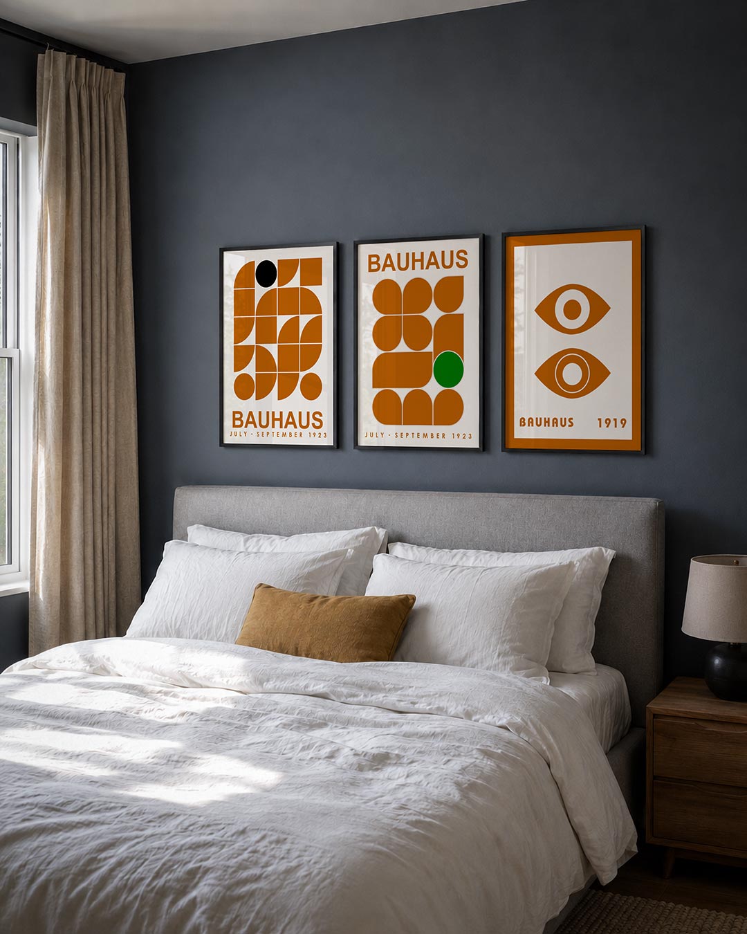 Vormenspel en kleur posterset – derde productweergave – deze posterset in drie delen toont een dynamisch spel van oranje en
