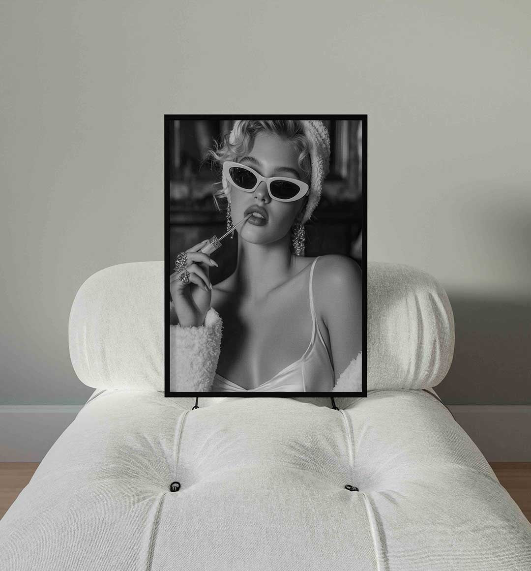 Vrouw met zonnebril – staande Pop Art wanddecoratie van WallArtistic