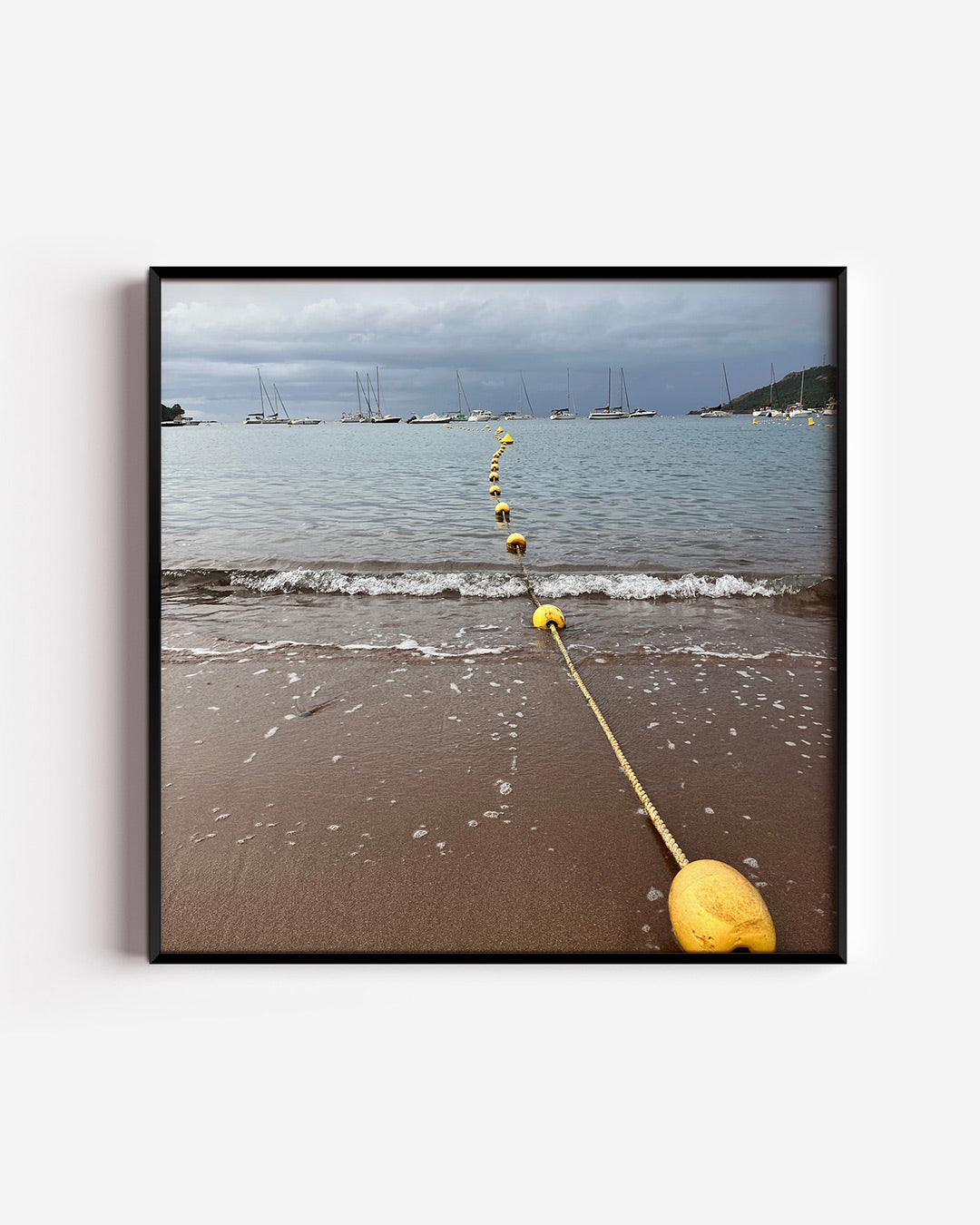 Zee en boeien poster – vierkante wanddecoratie – deze poster toont een strand met een lijn van gele boeien die naar de
