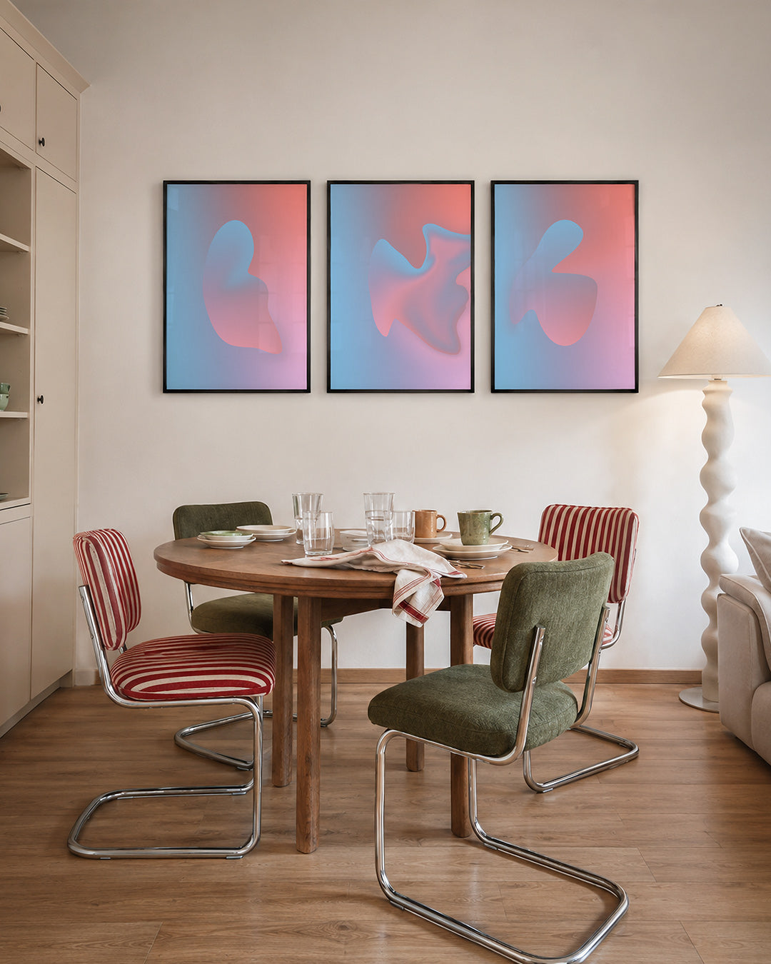 Vloeiende kleurvlakken – een zachte overgang van blauw naar roze met een organische vorm in het midden