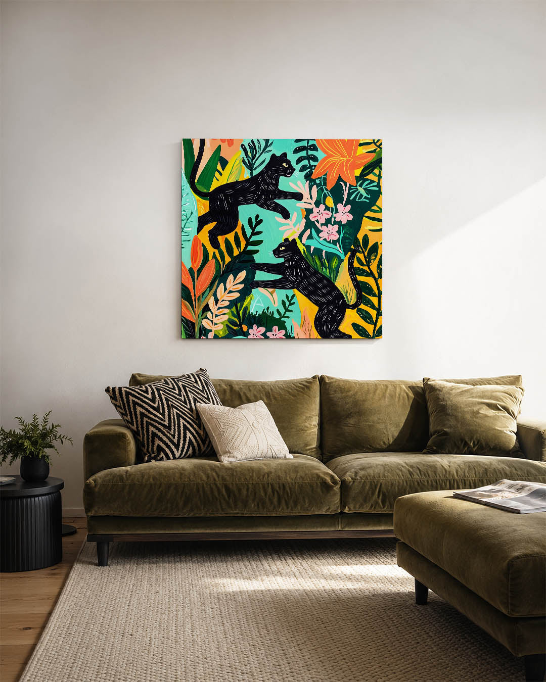 Speelse dieren in jungle kunstwerk – sfeerbeeld – dit kunstwerk toont twee zwarte katten in een levendige jungle vol