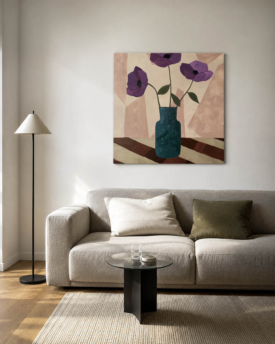 Bloemen in vaas kunstwerk – vierkante wanddecoratie – dit werk toont een vaas met paarse bloemen tegen een beige achtergrond.