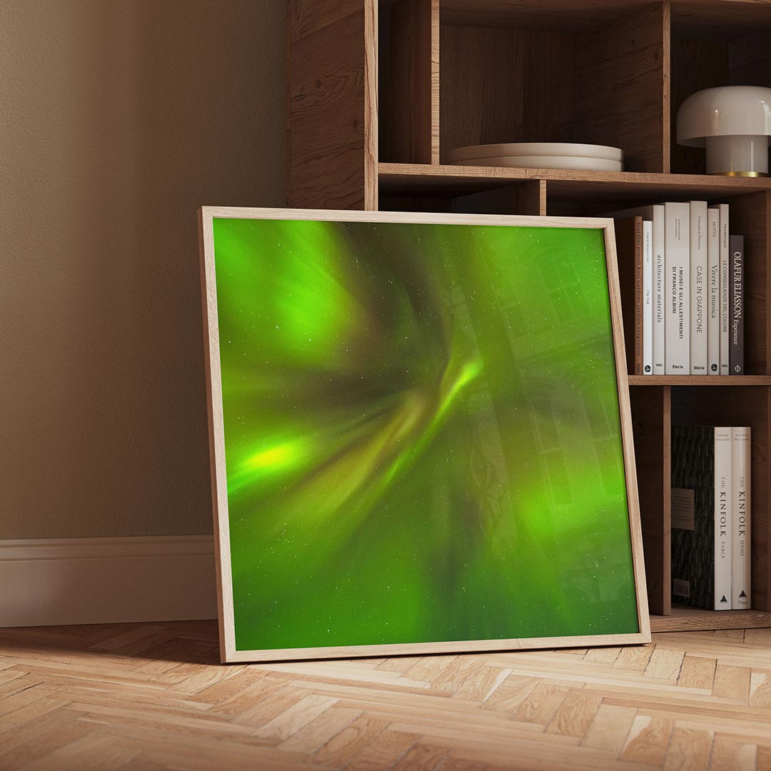 Groene lichtslierten poster – detailweergave – deze poster toont een dynamisch spel van groene lichtslierten tegen een