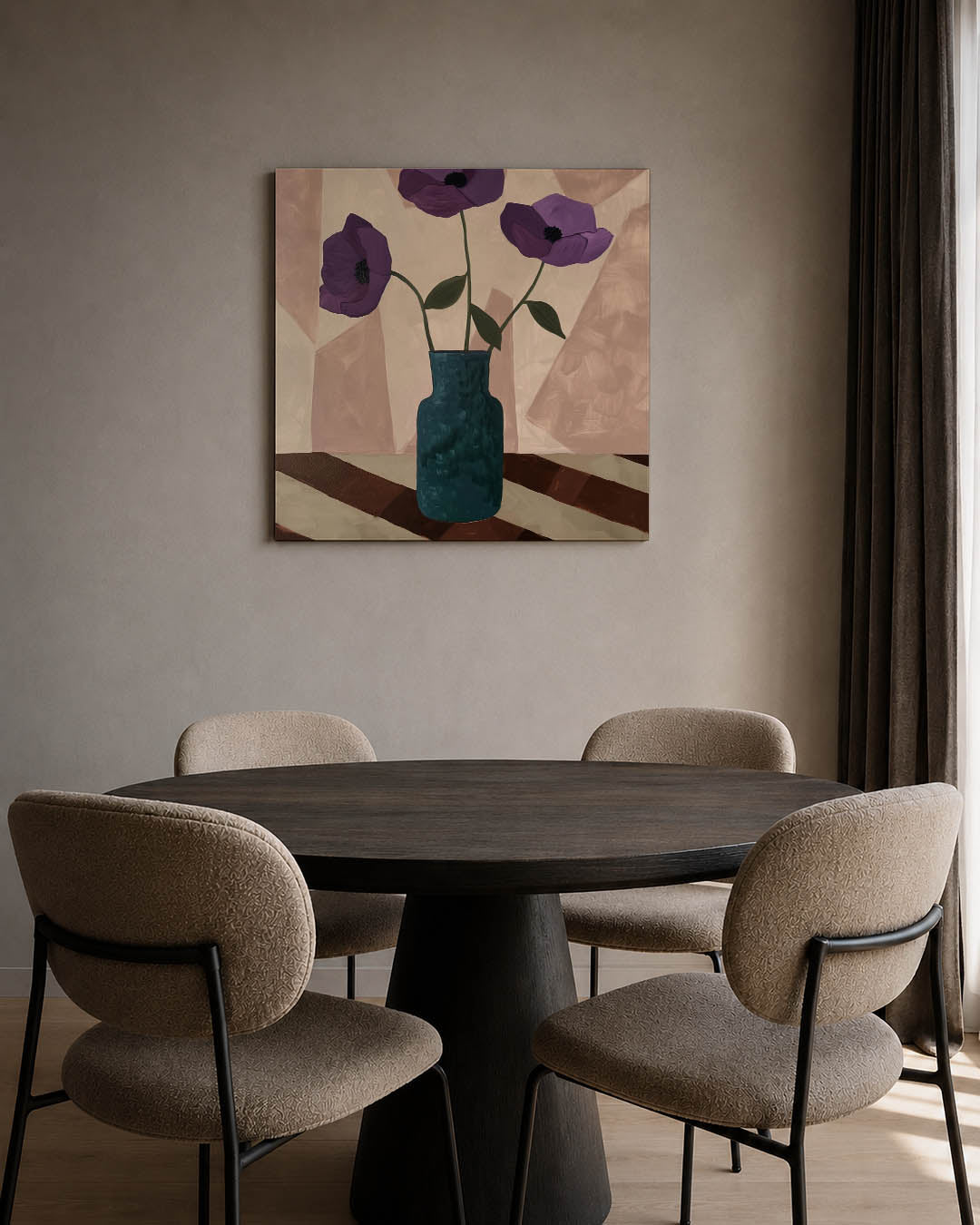 Bloemen in vaas kunstwerk – tweede productweergave – dit werk toont een vaas met paarse bloemen tegen een beige achtergrond.