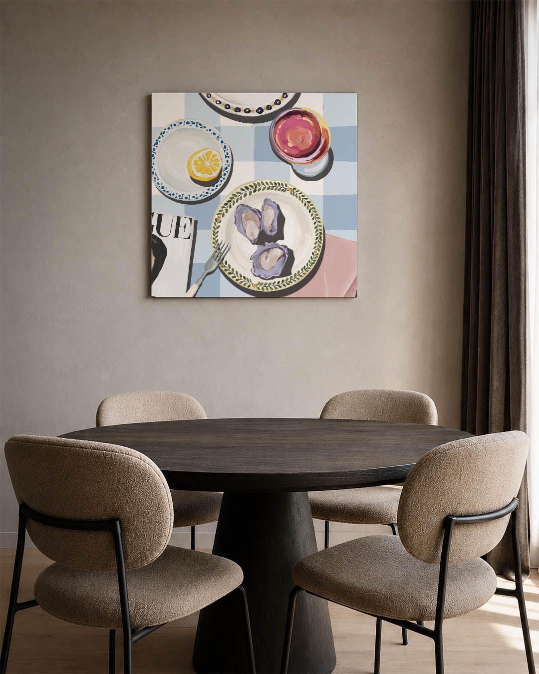Eettafel compositie kunstwerk – vierkante wanddecoratie – dit kunstwerk toont een kleurrijke tafelsetting met borden, een