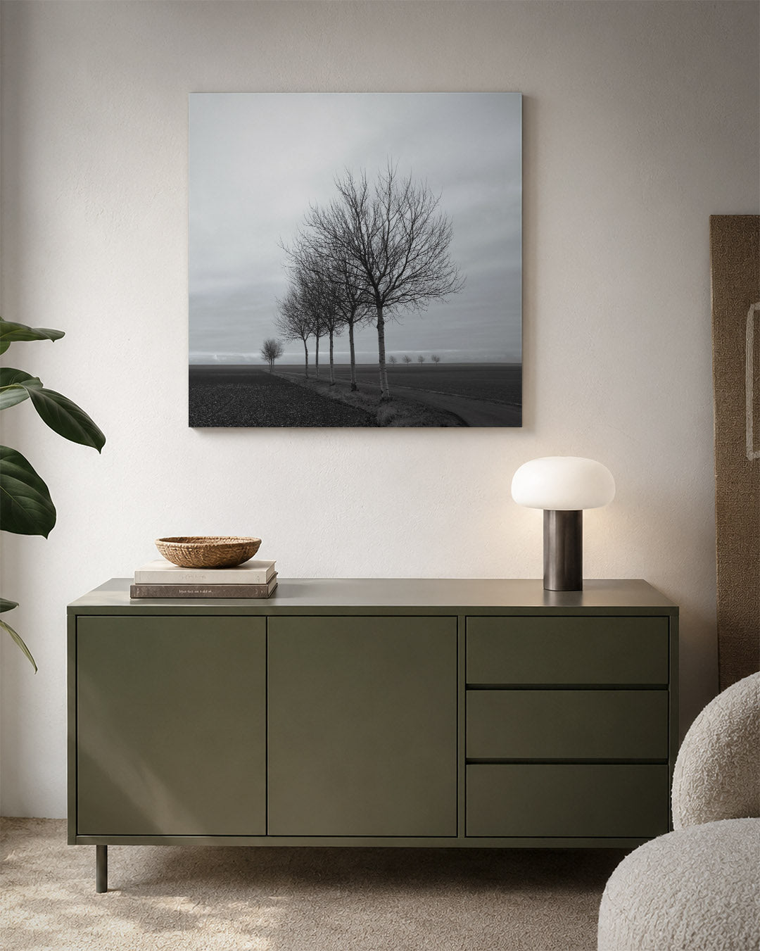 Landschap met bomen kunstwerk – detailweergave – een rij kale bomen langs een pad in een open landschap. De lucht is bewolkt