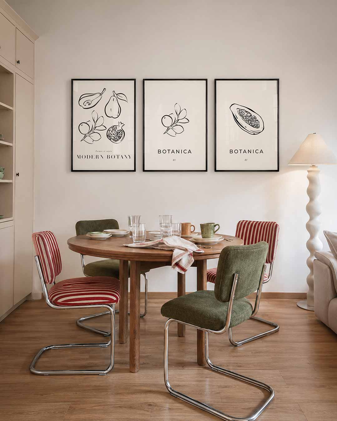 Botanische lijnenspel driedelige posterset – deze posterset toont een speelse verzameling van fruitvormen in
