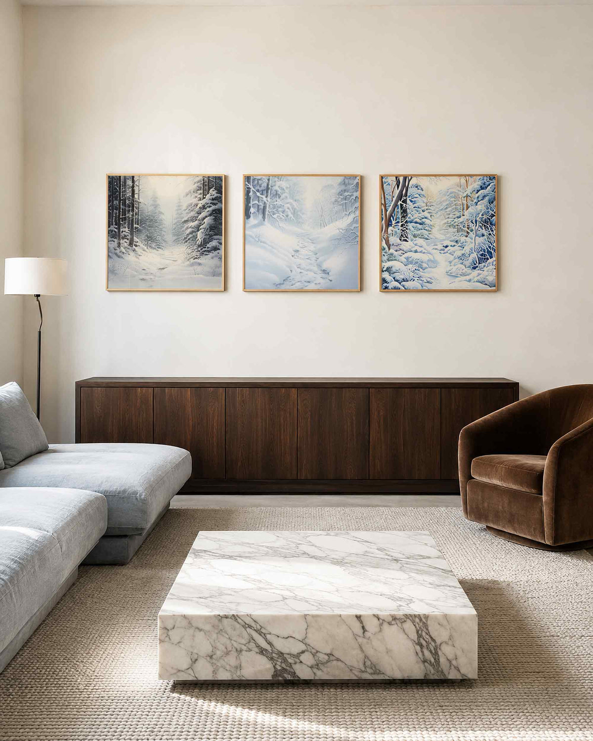 Interieurpresentatie van een driedelige vierkante posterset met besneeuwd boslandschap