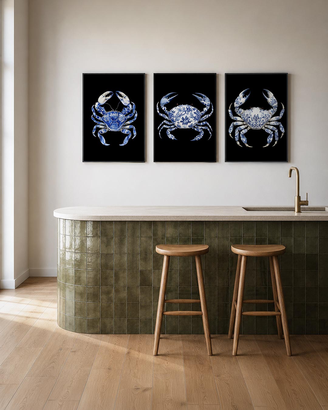 Blauw krabpatroon posterset – tweede productweergave – een gedetailleerde blauwe krab op een zwarte achtergrond