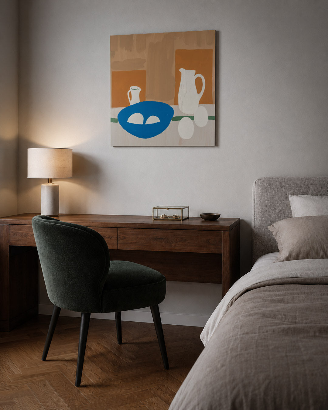 Eenvoudige vormen kunstwerk – sfeerbeeld – dit kunstwerk toont een compositie van eenvoudige vormen met een blauwe schaal en