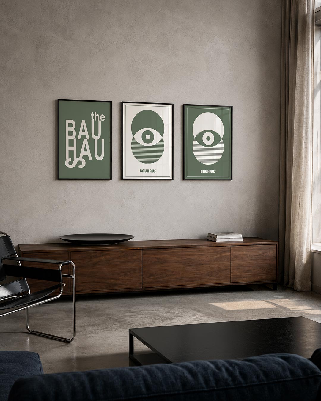Typografisch spel driedelige posterset – wit op groen, letters dansen speels over het vlak. De compositie is dynamisch, met