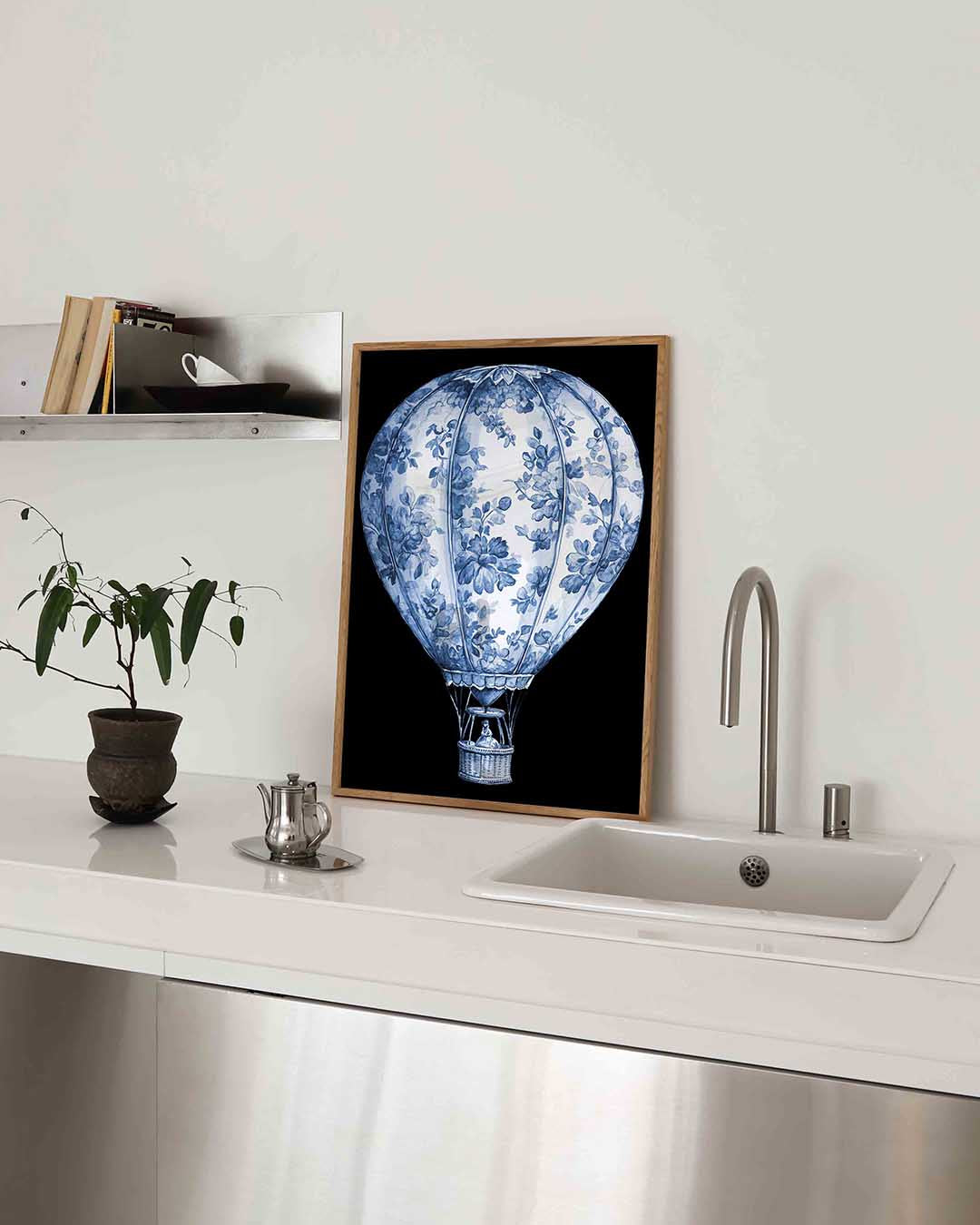 Luchtballon met bloemen – blauw-witte poster in staand formaat
