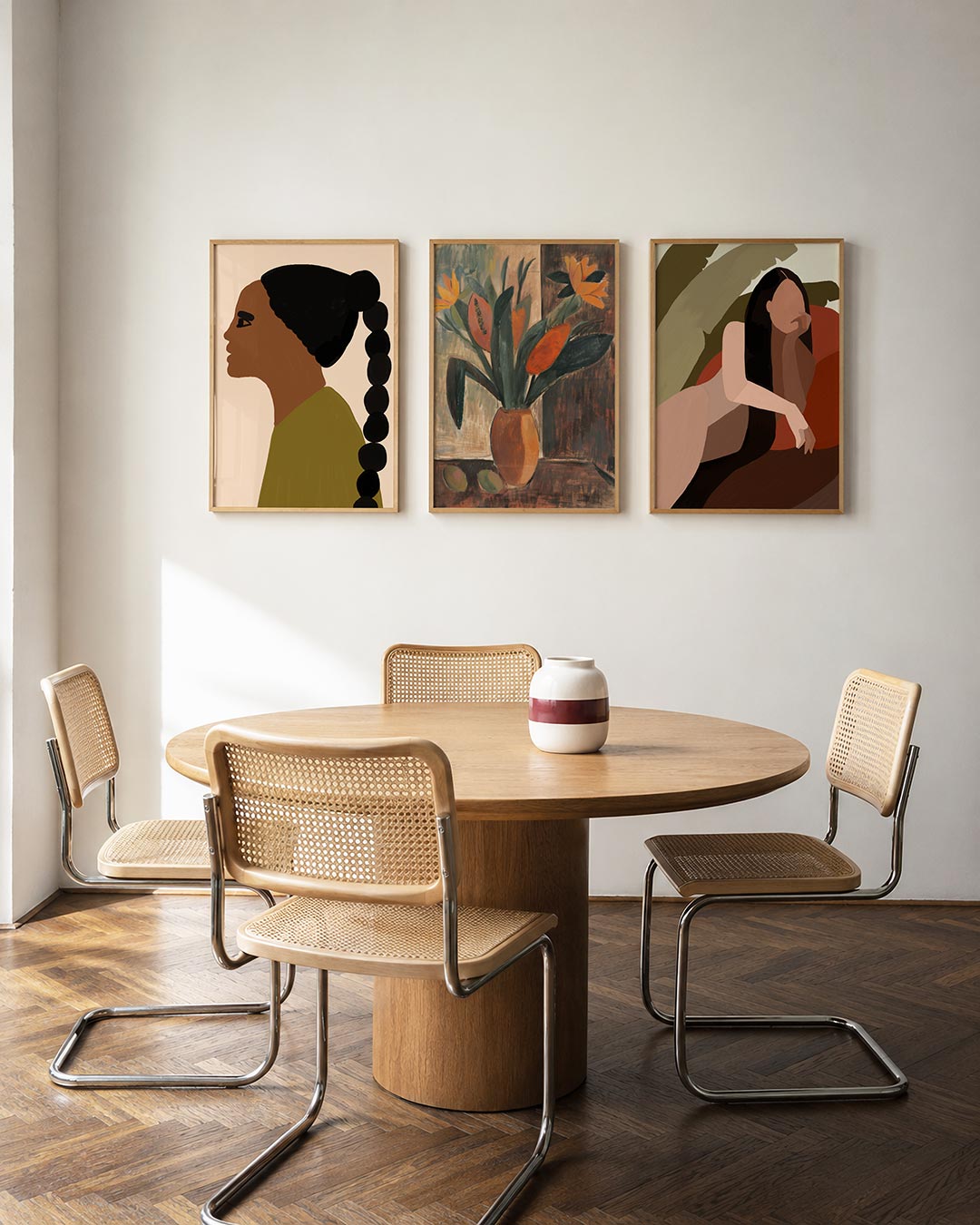 Vorm en silhouet posterset – derde productweergave – een silhouet in profiel met een vlecht, tegen een zachte