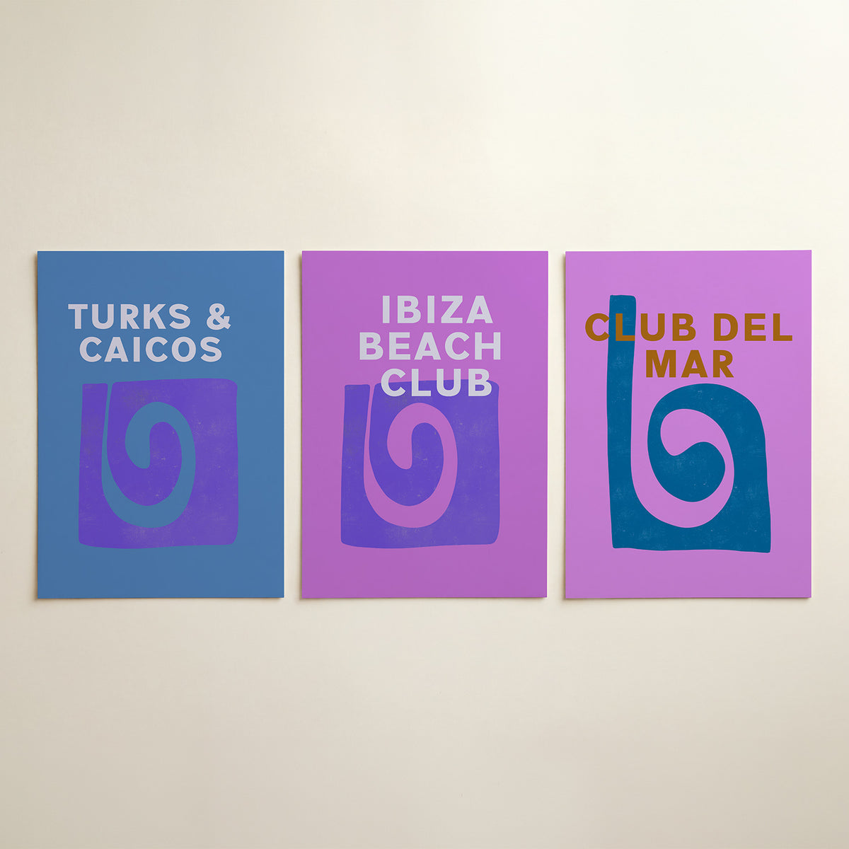 Spiraalvorm en tekst driedelige posterset in interieur