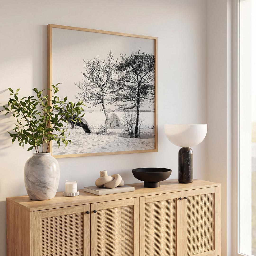 Winterse bomenlandschap poster – tweede productweergave – deze poster toont een serene winterse scène met twee kale bomen in