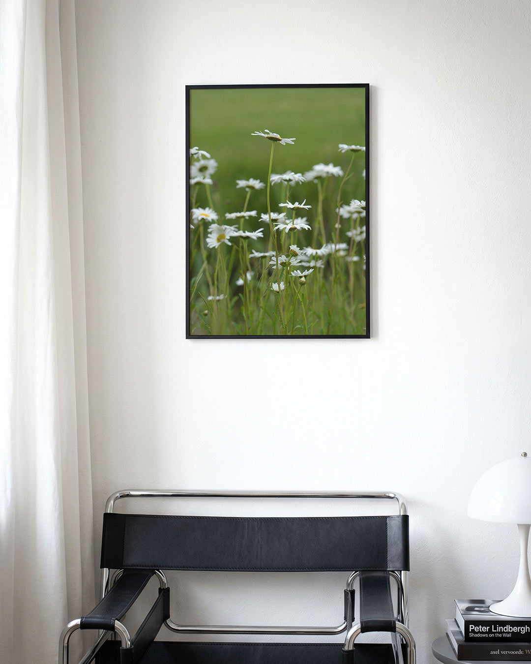 Bloemen in weide poster – derde productweergave – deze poster toont een weide vol witte bloemen tegen een groene achtergrond.