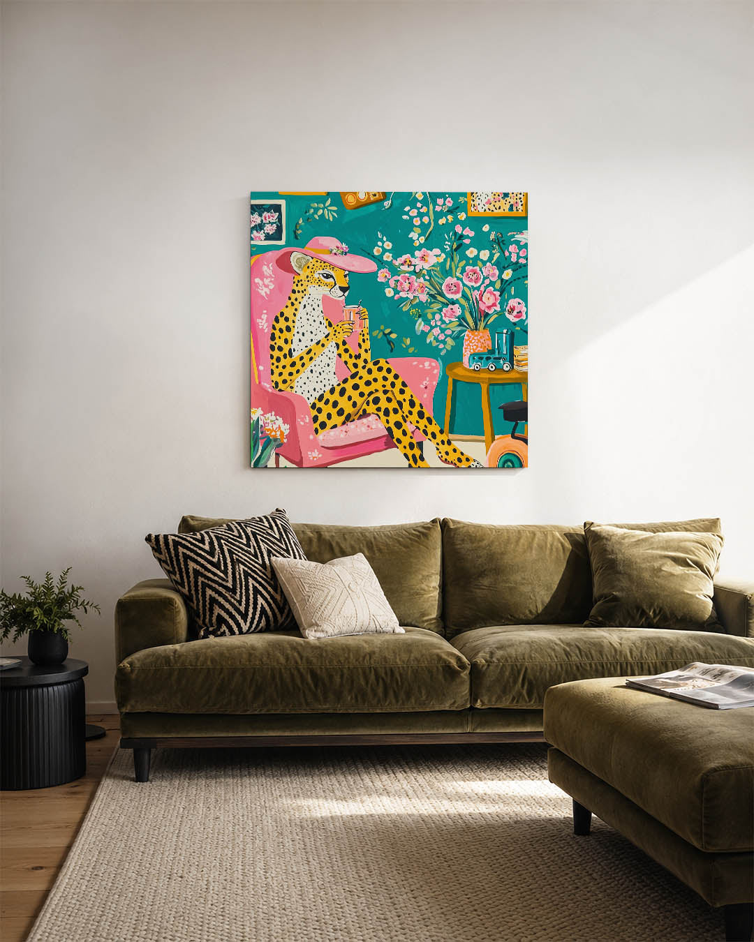 Vrolijke dierenkamer kunstwerk – sfeerbeeld – dit werk toont een luipaard in een roze stoel met bloemen en speelgoed. De