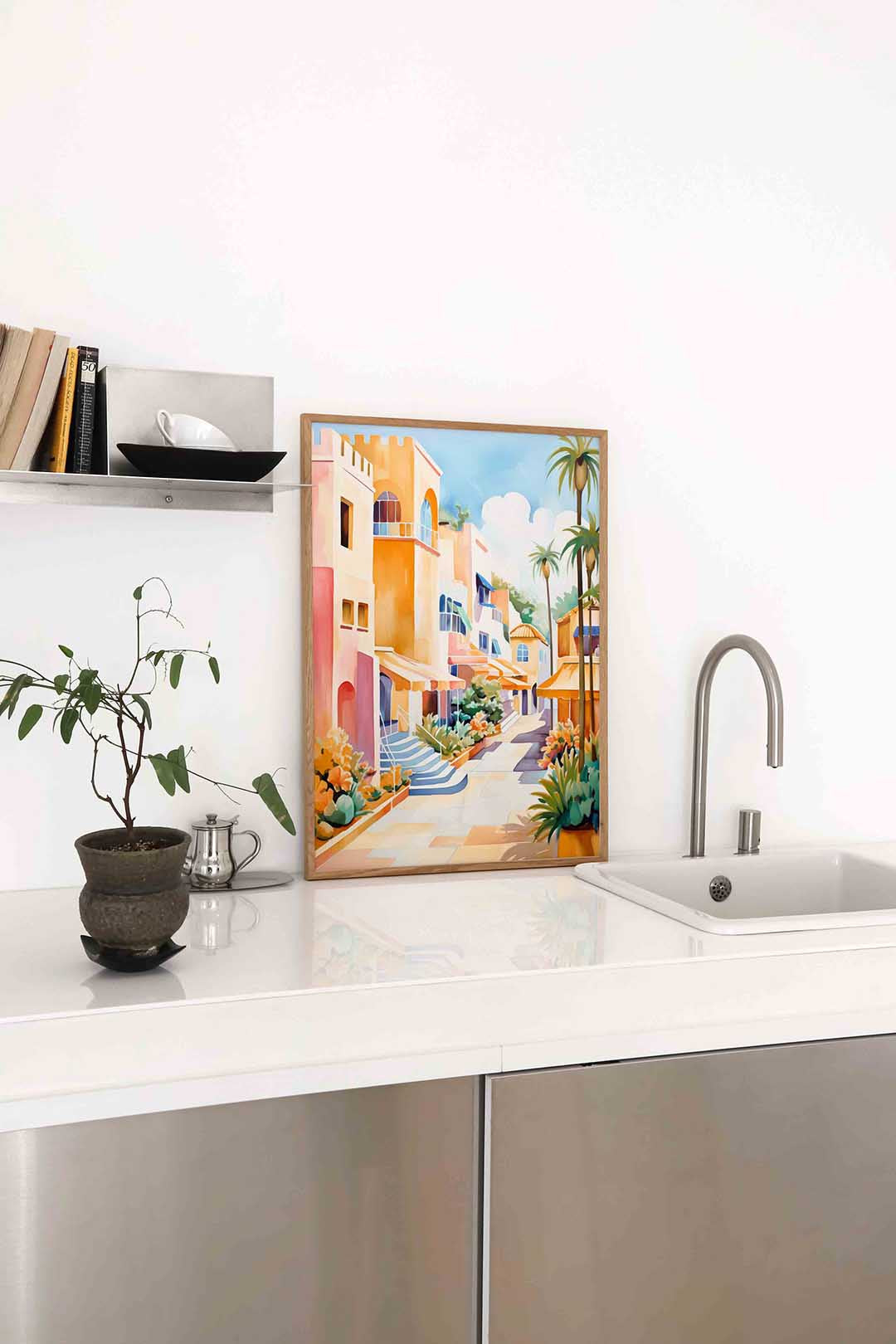 Zonnige straat met palmbomen – staande keuken wanddecoratie van WallArtistic