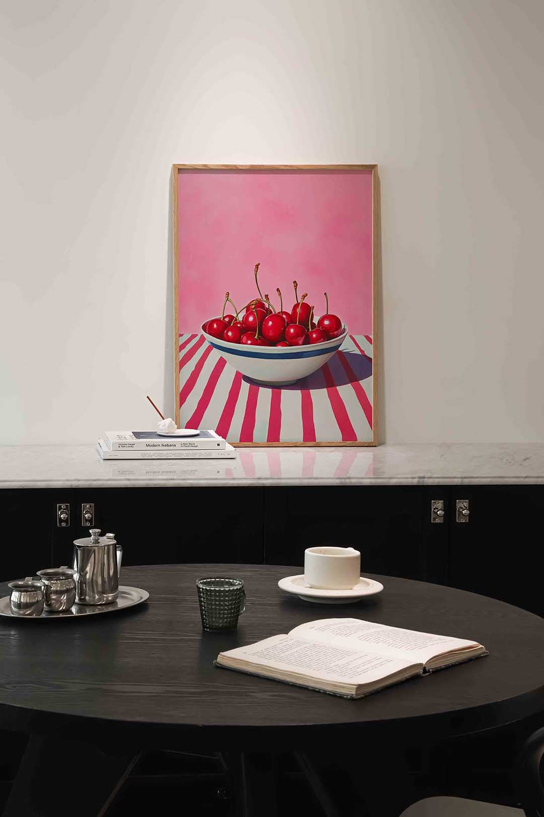 Kersen in schaal – moderne poster in staand formaat