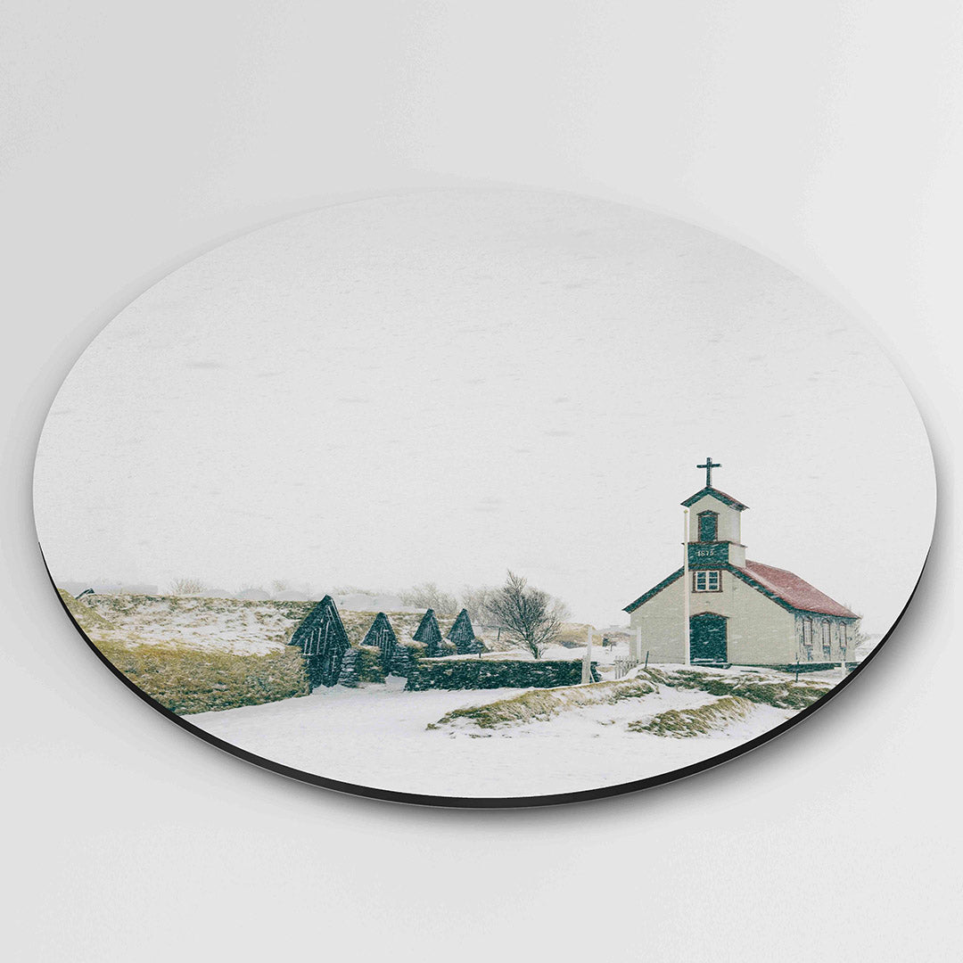 Kerk in sneeuw – muurcirkel fotografie als moderne wanddecoratie
