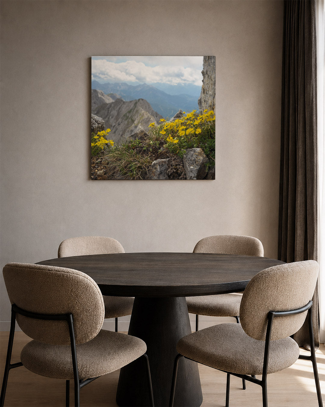 Berglandschap met bloemen kunstwerk – tweede productweergave – deze kunstwerk toont een berglandschap met gele bloemen op de