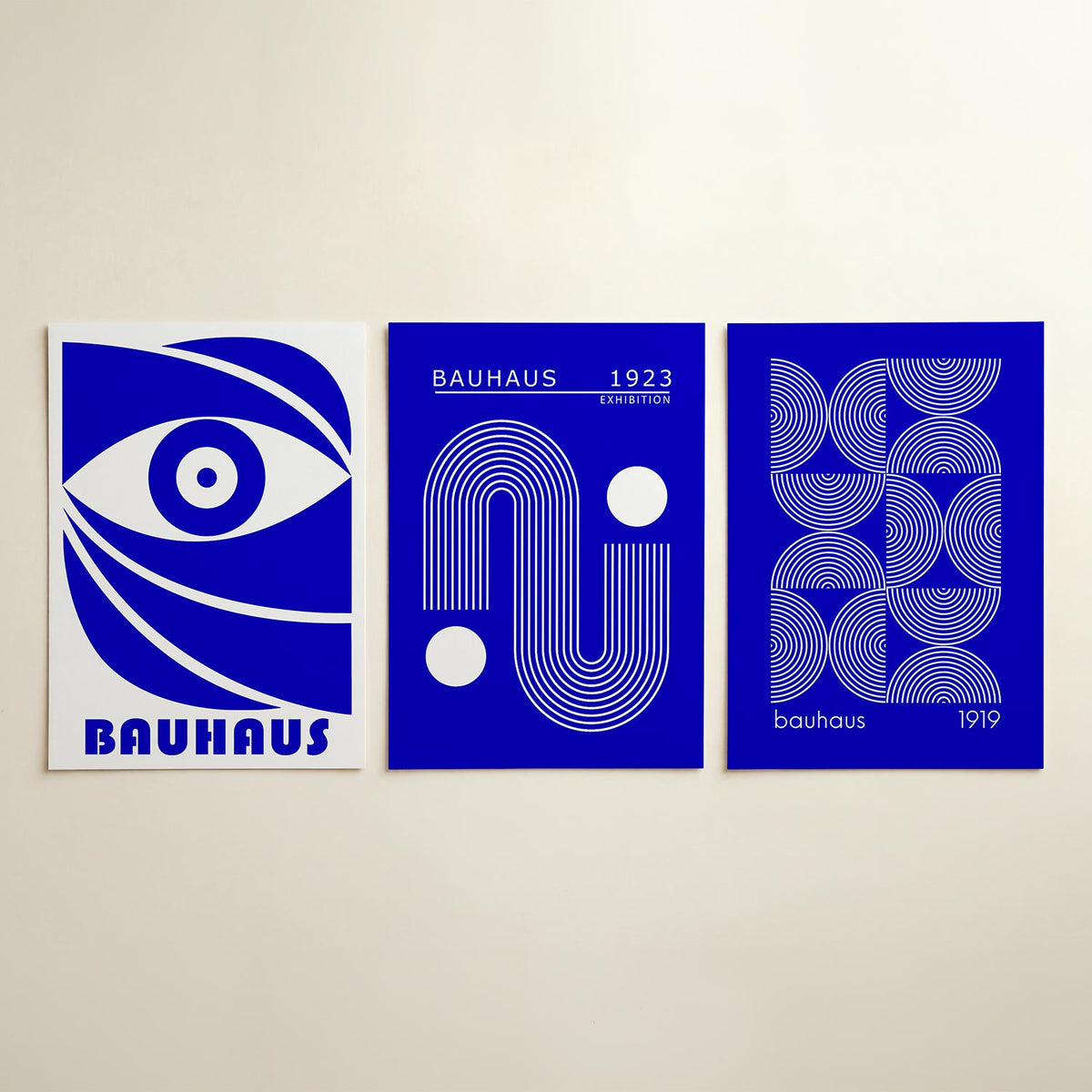 Oog en lijnen posterset – detailweergave – een krachtig blauw oog met dynamische lijnen in een vloeiende compositie. De