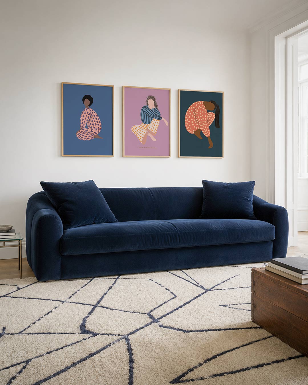Vorm en kleur posterset – tweede productweergave – een figuur in een roze outfit met paarse kruisjes tegen een