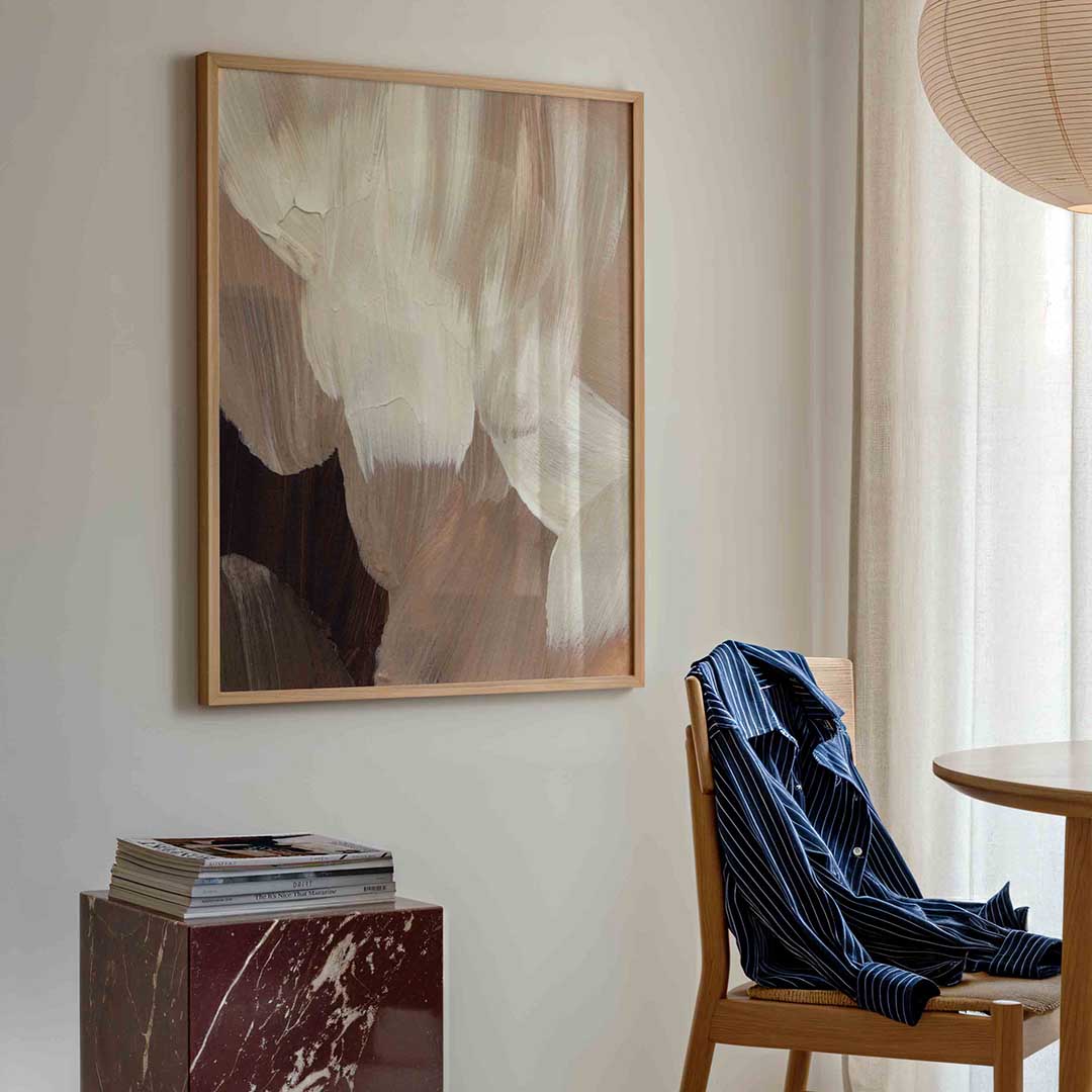 Abstracte beige penseelstreken – artistieke poster in staand formaat