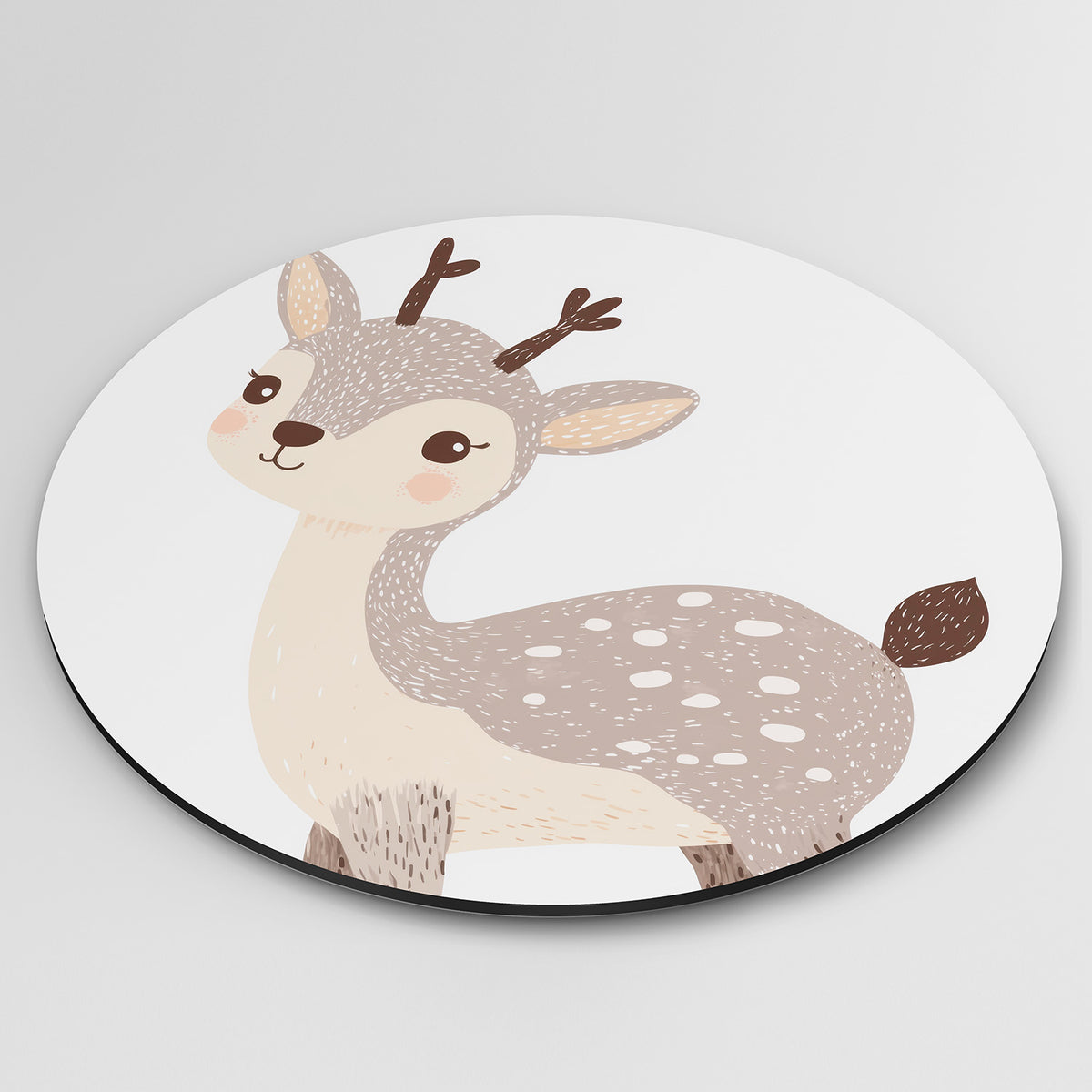 Hert met stippen Muurcirkel – detailweergave – Een schattig hert met stippen in zachte beige en bruine tinten.