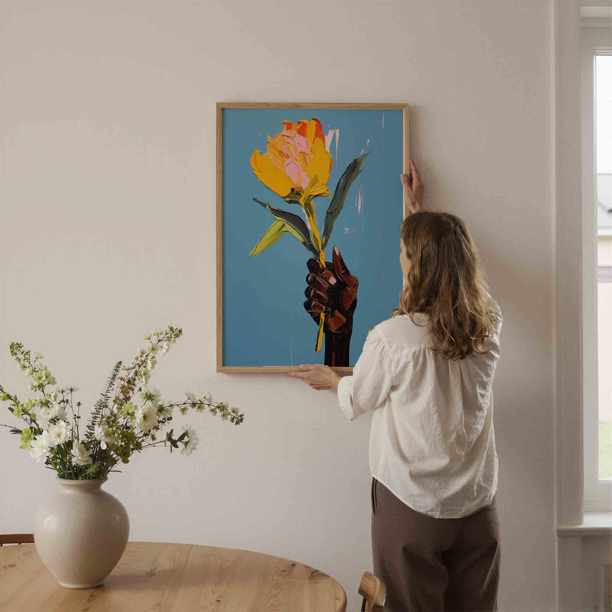 Hand met bloem – botanische wandkunst als portret poster