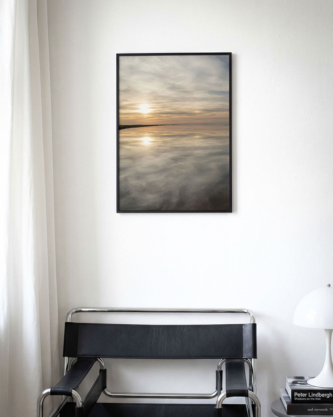 Rustige zonsondergang poster – derde productweergave – deze poster toont een zonsondergang boven een kalm wateroppervlak, met