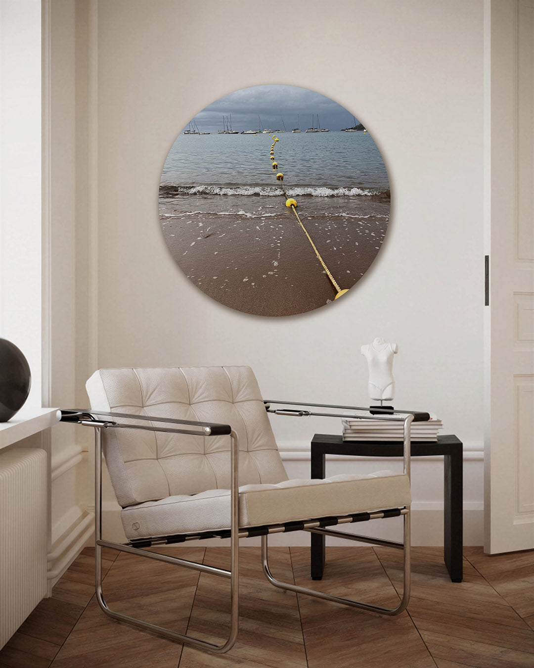Strand met boeien – fotografie muurcirkel als ronde wanddecoratie