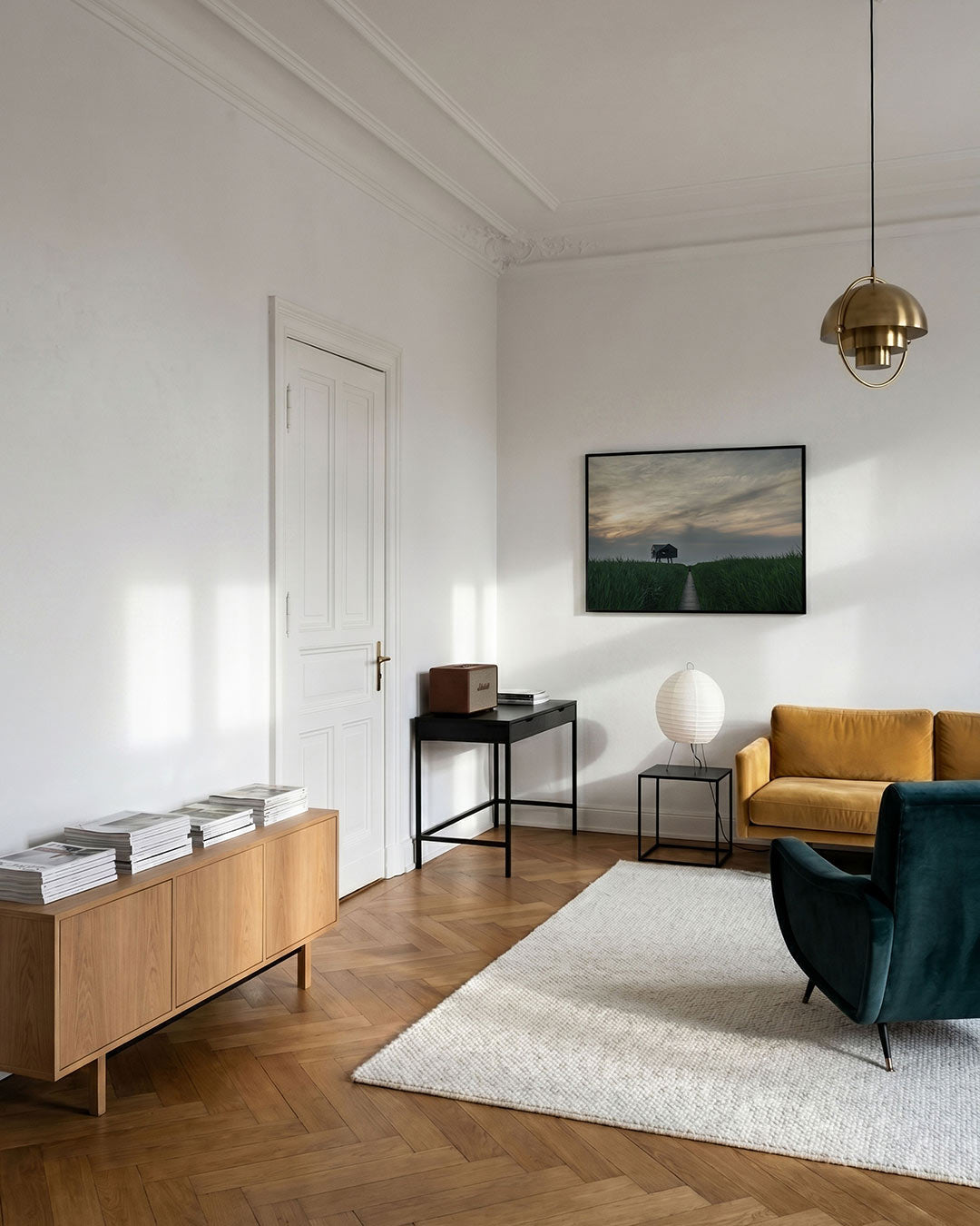 Hut in het veld poster – derde productweergave – een houten hut staat in een uitgestrekt groen veld onder een bewolkte lucht.