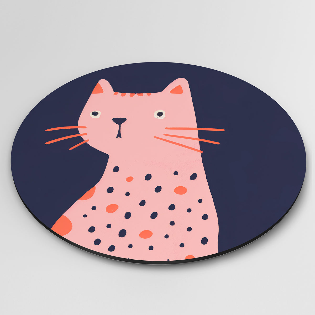Roze kat Muurcirkel – detailweergave – Een roze kat met oranje en zwarte stippen tegen een donkere achtergrond.