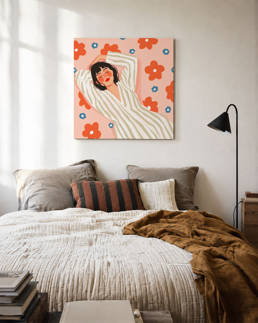 Vrouw met bloemen kunstwerk – detailweergave – dit werk toont een ontspannen vrouw in een gestreepte jurk, omringd door