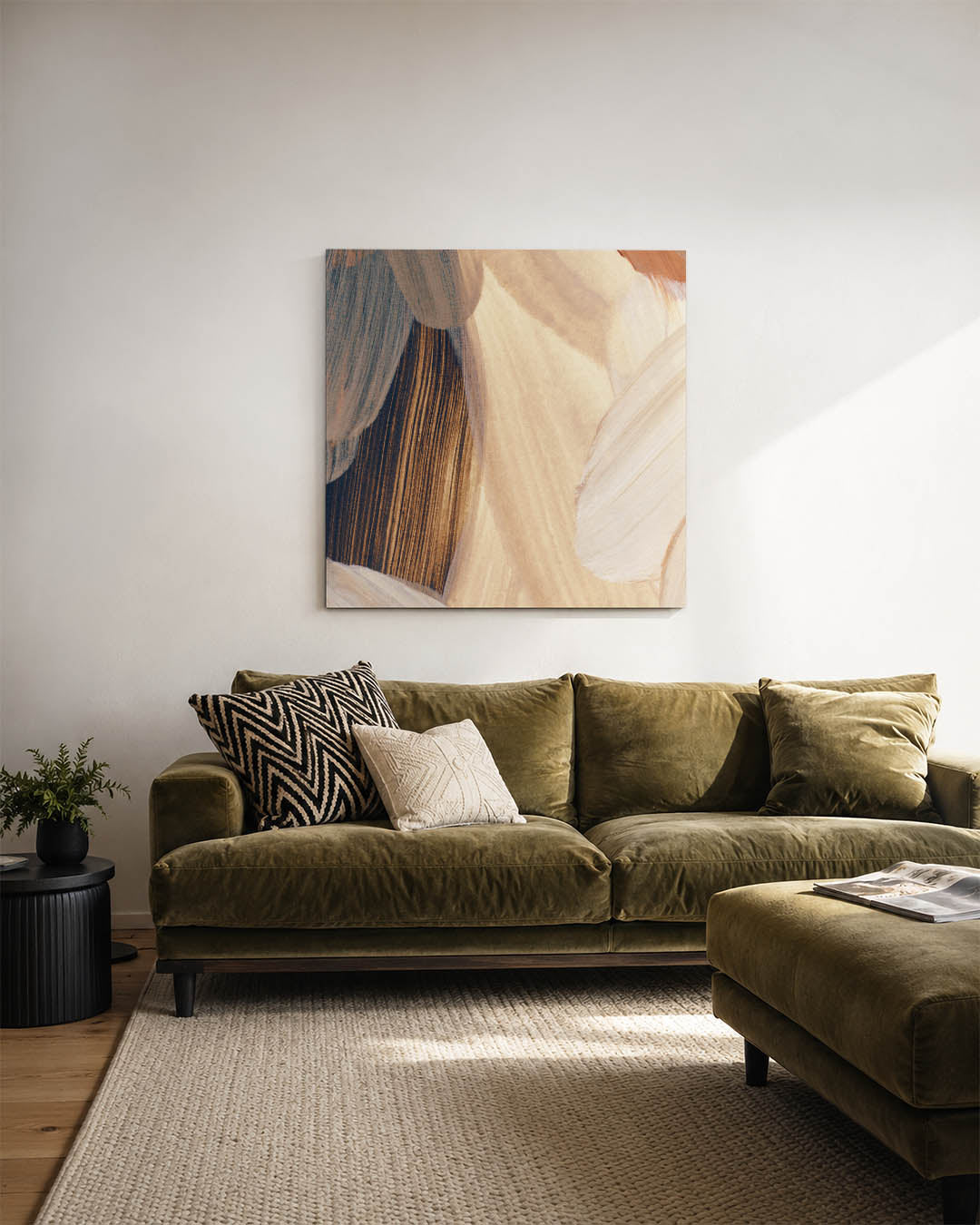 Organische borstels kunstwerk – sfeerbeeld – dit werk toont vloeiende penseelstreken in beige, blauw en bruin. De zachte