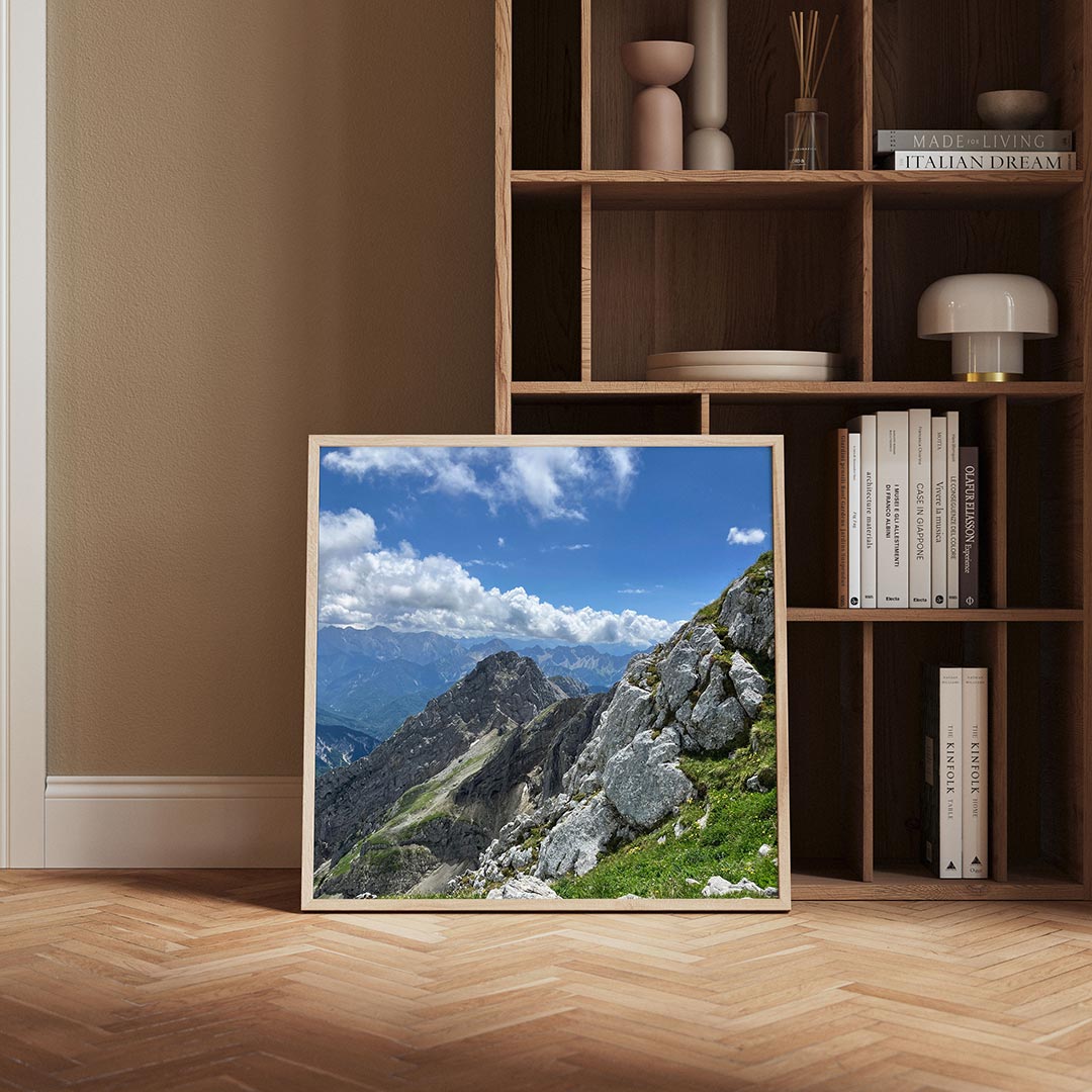 Berglandschap met wolken poster – derde productweergave – deze poster toont een indrukwekkend berglandschap met ruige rotsen