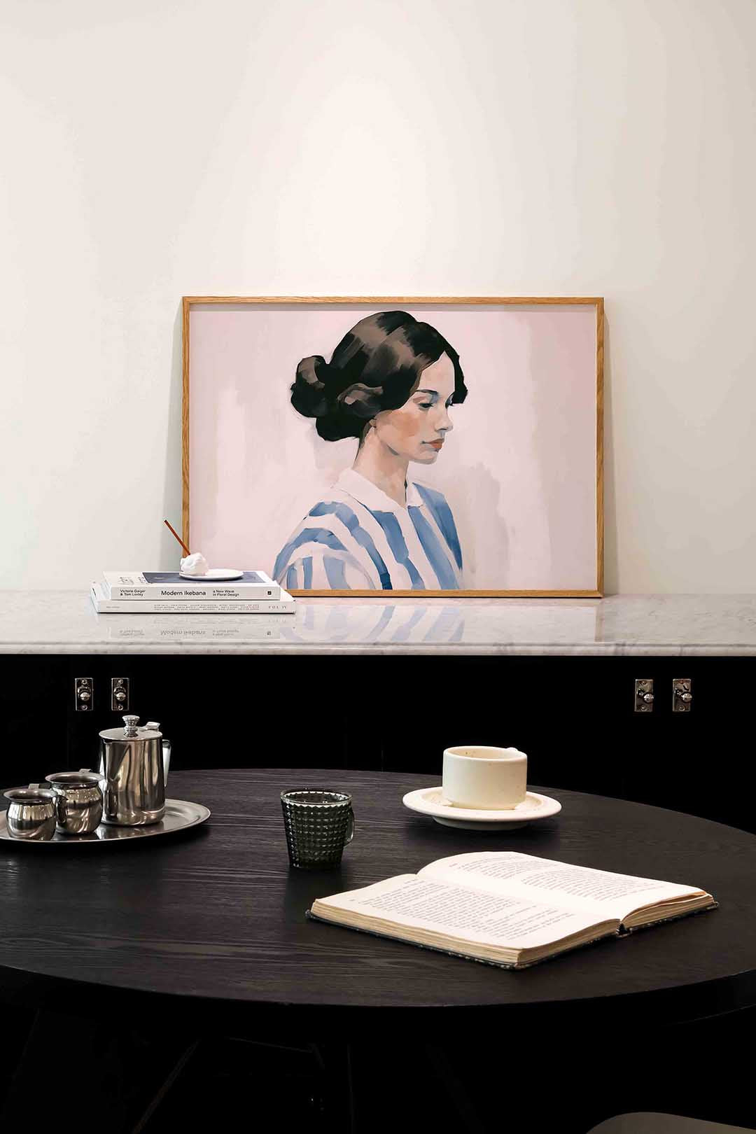 Vrouw in blauw gestreepte blouse – portret poster in liggend formaat