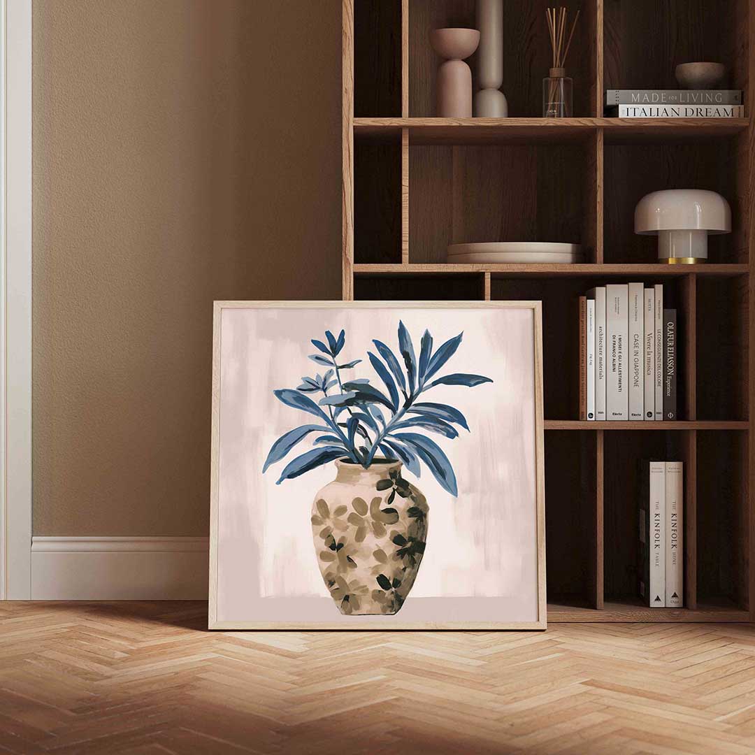 Blauwe bladeren in vaas – vierkante wanddecoratie met kleur en vorm van WallArtistic