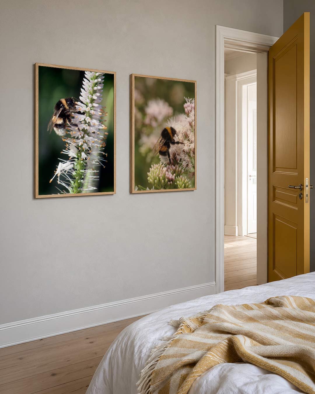 Natuurlijke harmonie posterset – detailweergave – een bij op een witte bloem, met delicate bloemblaadjes en contrasterende