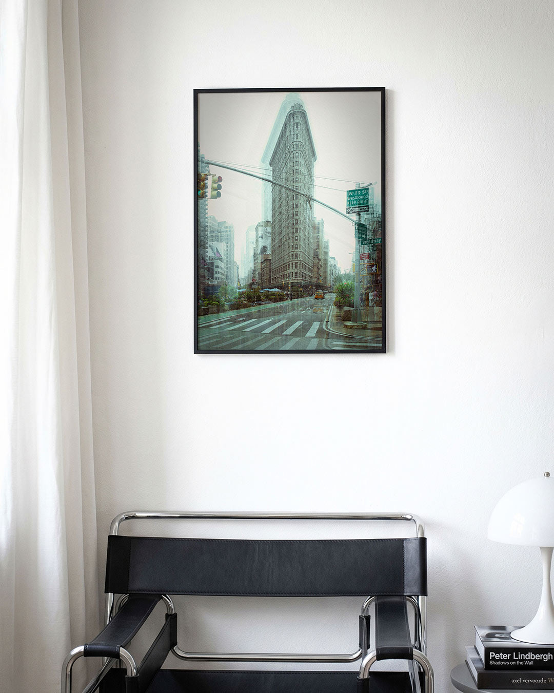 Stedelijke vervaging poster – derde productweergave – deze poster toont een gebouw in een drukke stadsscène met een vervagend
